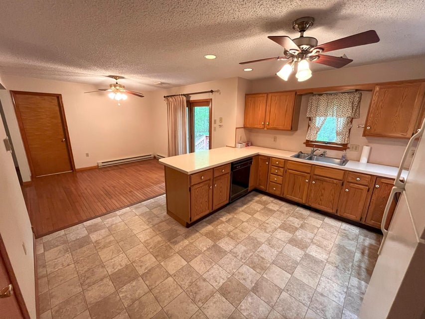 Kitchen & Dining