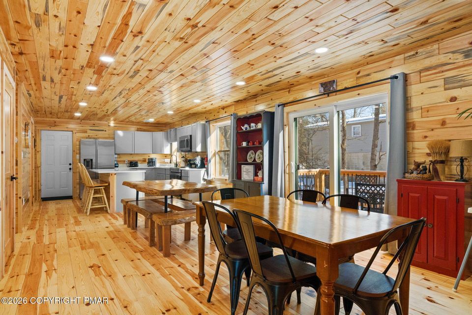 Kitchen & Dining
