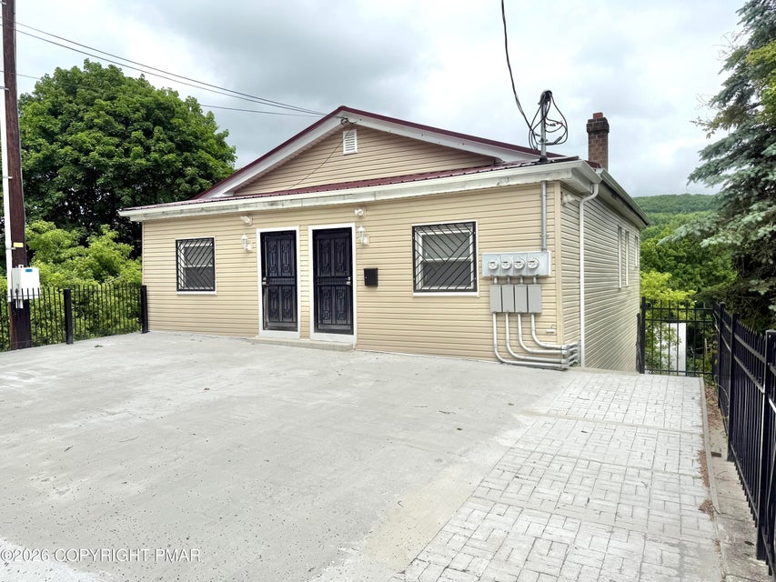 Photograph 12 of a featured listing, click To view all photos (opens In a New window) 