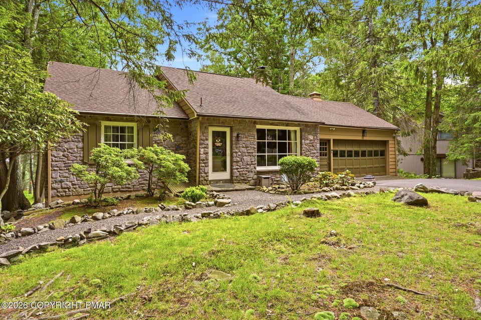 Photograph 6 of a featured listing, click To view all photos (opens In a New window) 