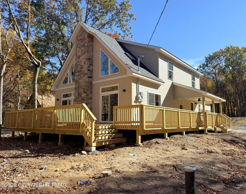 Photograph 5 of a featured listing, click To view all photos (opens In a New window) 